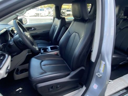 Used 2024 Chrysler Pacifica Touring-L image 13