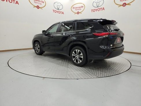 Certified 2023 Toyota Highlander XLE image 6