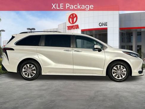 Used 2023 Toyota Sienna XLE image 3