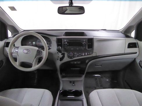 Used 2014 Toyota Sienna LE image 8