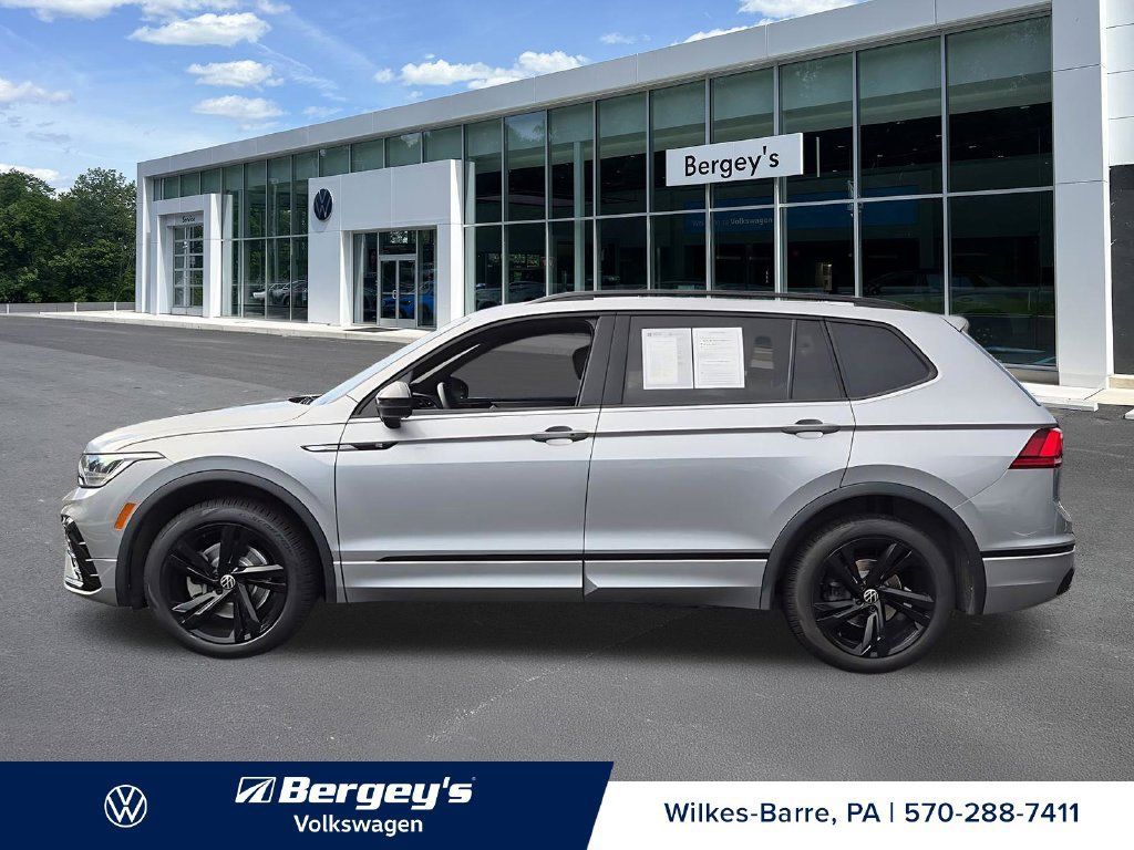 Certified 2024 Volkswagen Tiguan SE R-Line AWD/4WD image 9