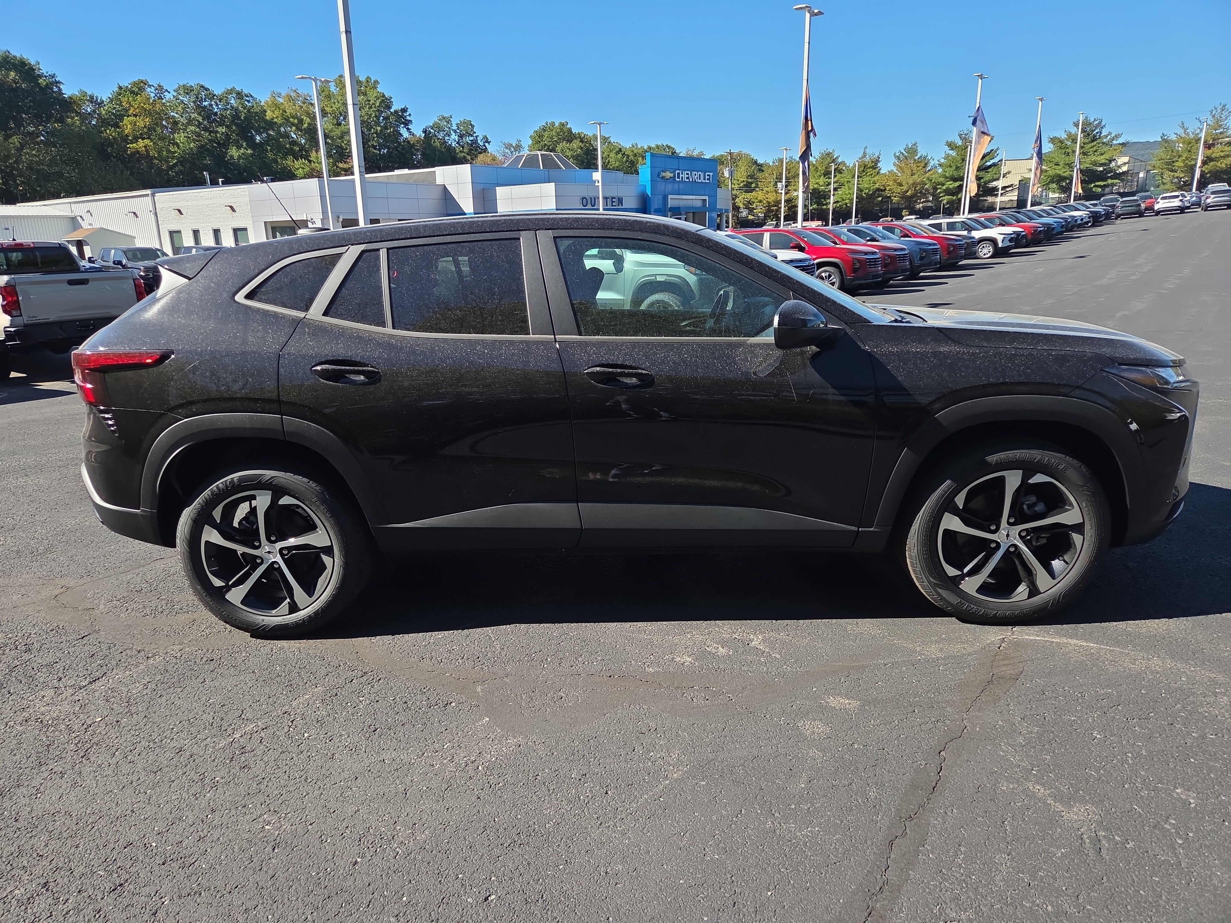 Used 2026 Chevrolet Trax RS w/ Sunroof Package FWD image 2