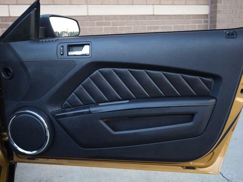Used 2010 Ford Mustang Convertible RWD image 28