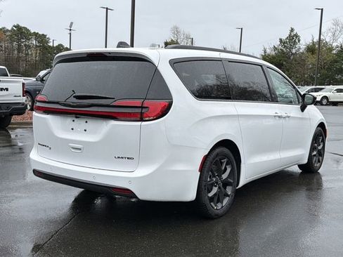 New 2026 Chrysler Pacifica Limited image 12