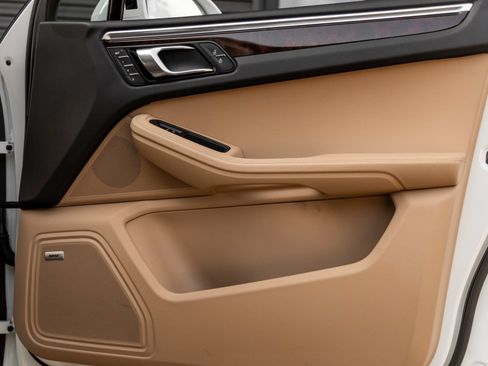 Certified 2024 Porsche Macan AWD/4WD image 43
