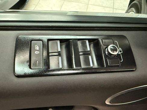 Used 2019 Land Rover Discovery SE image 24