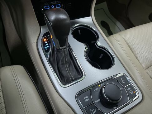 Used 2018 Jeep Grand Cherokee Overland image 25