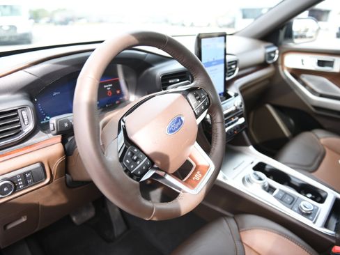 Used 2024 Ford Explorer King Ranch w/ Technology Package image 20