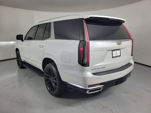 Used 2021 Cadillac Escalade Luxury RWD image 3