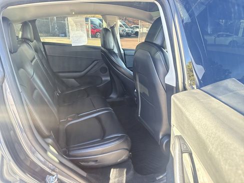Used 2022 Tesla Model Y Long Range image 19