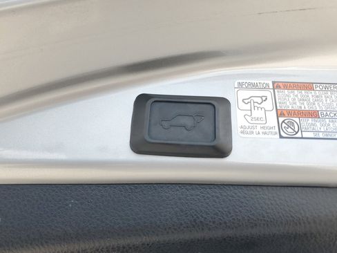 Used 2018 Toyota RAV4 Limited image 12