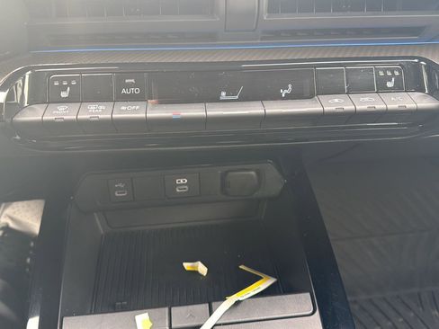 Used 2024 Toyota Prius XLE image 18