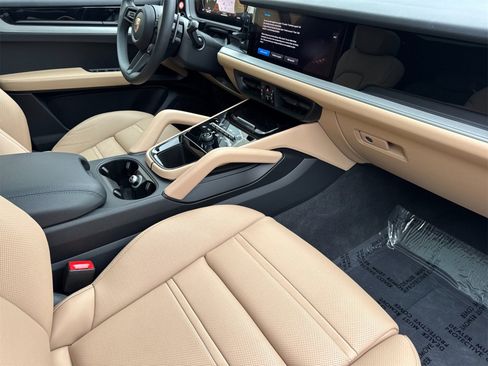 Used 2025 Porsche Cayenne Coupe image 18