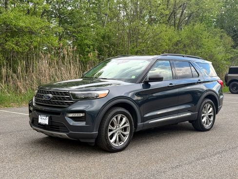 Certified 2023 Ford Explorer XLT w/ Equipment Group 202A AWD/4WD image 3