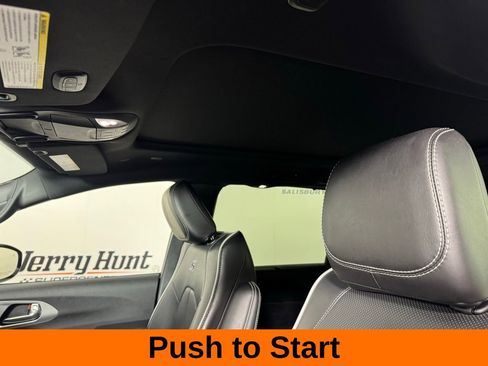 Used 2025 Chrysler Pacifica Limited image 13