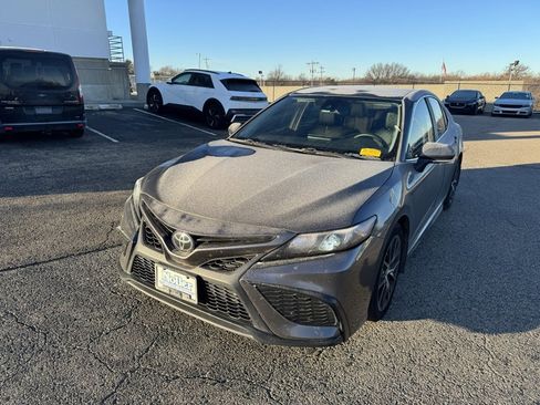 Used 2023 Toyota Camry SE image 3
