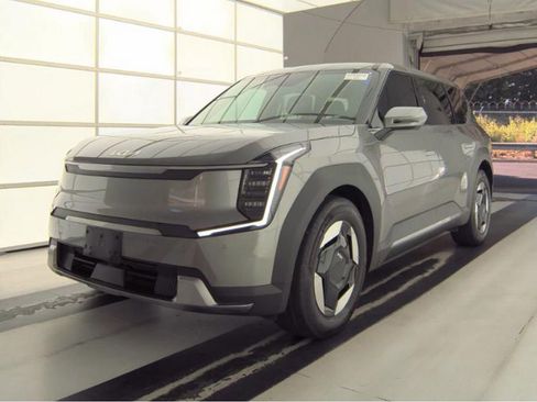 Used 2024 Kia EV9 Light Long Range RWD image 2