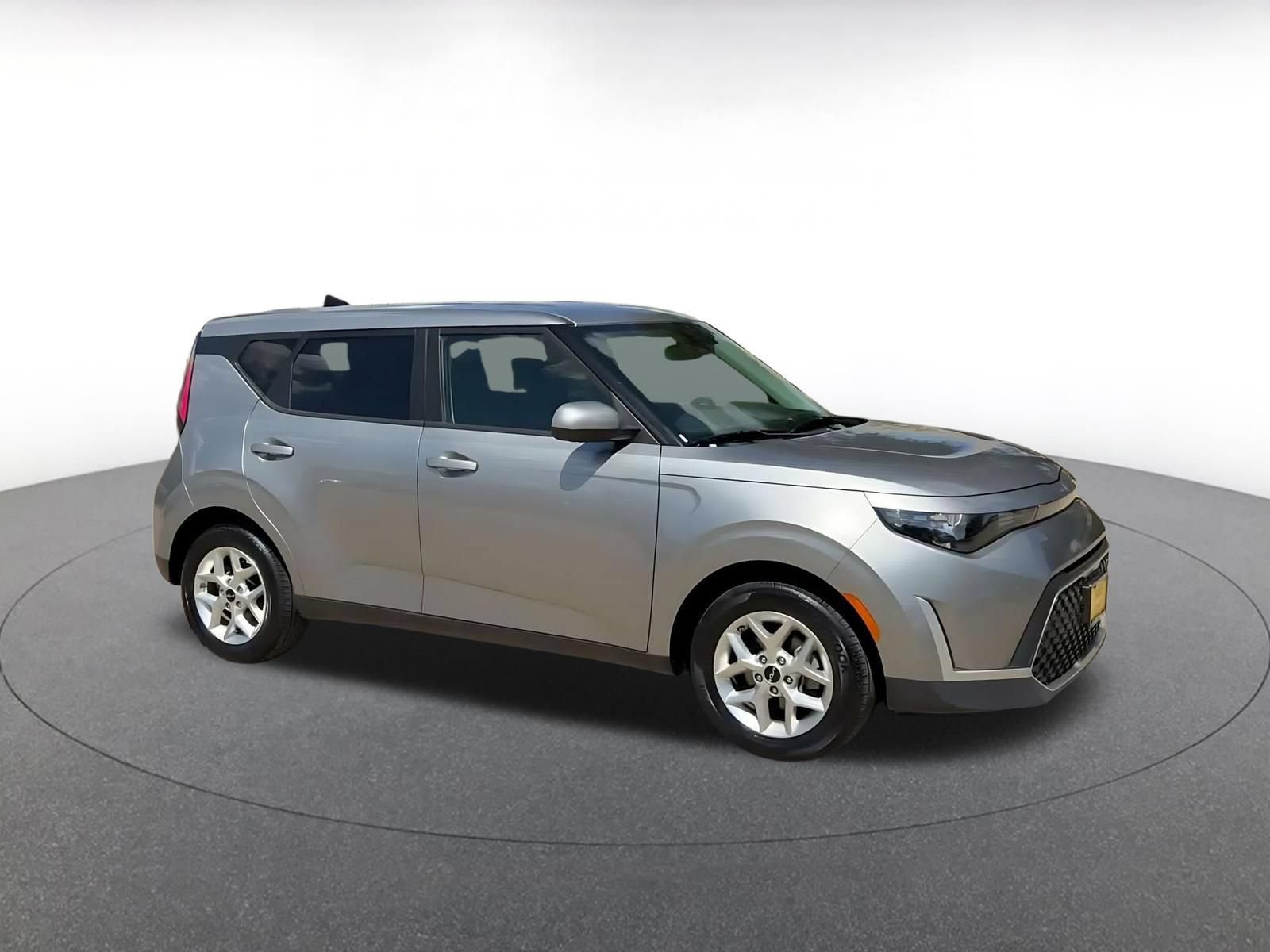 Used 2025 Kia Soul LX w/ LX Technology Package FWD image 2