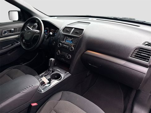 Used 2018 Ford Explorer XLT image 29