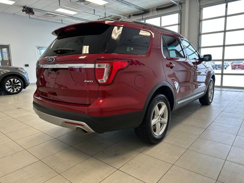 Used 2017 Ford Explorer XLT w/ Equipment Group 202A image 5