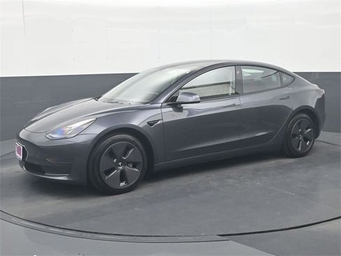 Used 2023 Tesla Model 3 Standard Range image 4