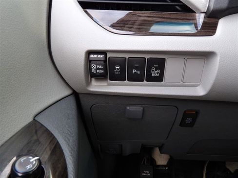 Used 2017 Toyota Sienna XLE image 29