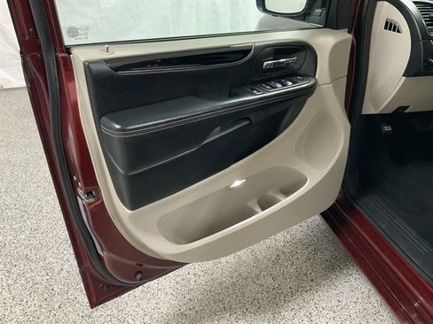 Used 2019 Dodge Grand Caravan SXT image 13