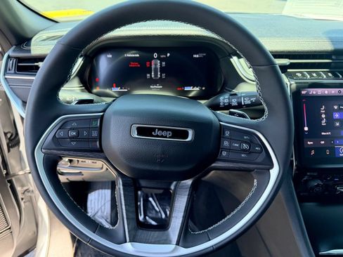 Used 2024 Jeep Grand Cherokee Limited w/ Luxury Tech Group II RWD image 21