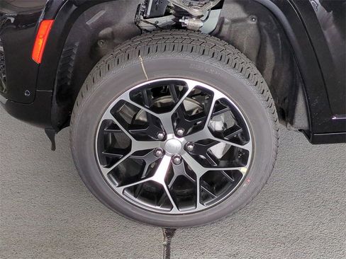 New 2025 Jeep Grand Cherokee Summit image 11