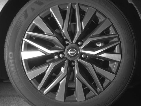 Used 2025 Nissan Altima 2.5 SV FWD image 13