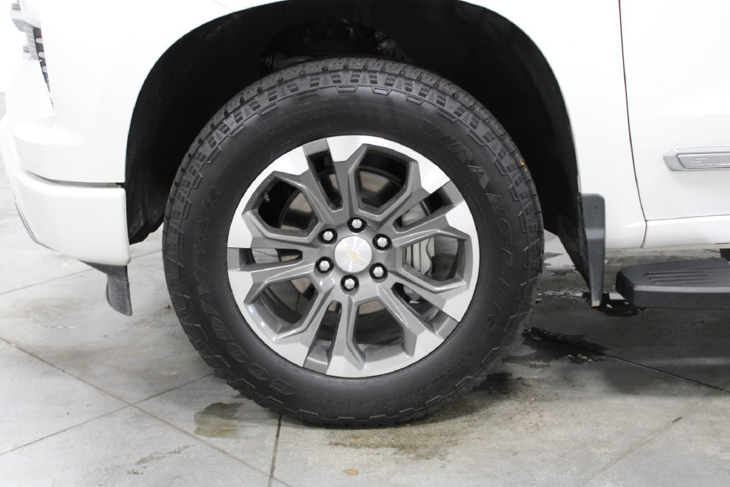 Used 2024 Chevrolet Silverado 1500 High Country w/ Technology Package AWD/4WD image 21