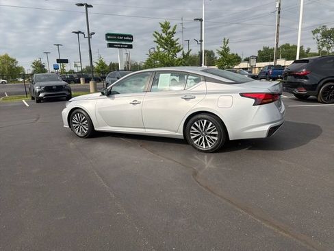 Used 2025 Nissan Altima 2.5 SV FWD image 15