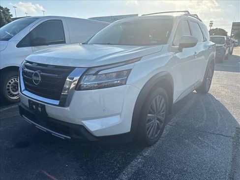 Used 2023 Nissan Pathfinder SL w/ SL Premium Package FWD image 2