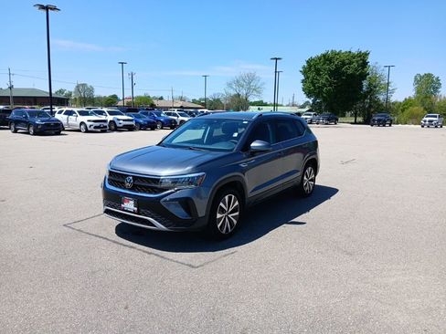 Used 2024 Volkswagen Taos SE image 4