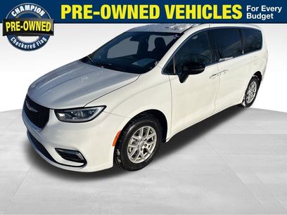Used 2025 Chrysler Pacifica Select