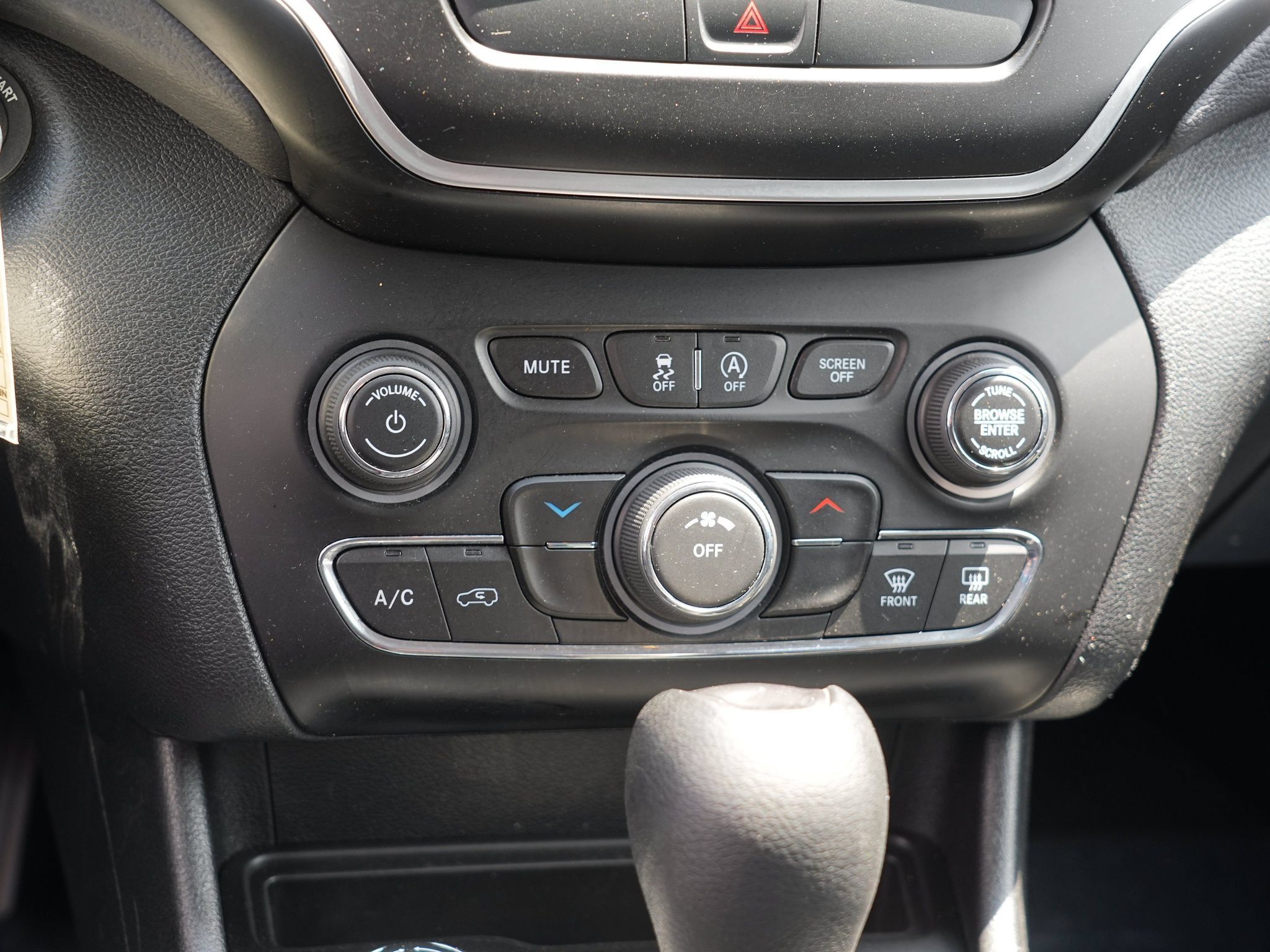 Used 2019 Jeep Cherokee Latitude w/ Popular Appearance Group AWD/4WD image 26