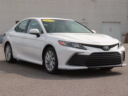 Used 2023 Toyota Camry LE FWD image 3