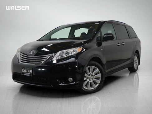 Used 2017 Toyota Sienna XLE image 1