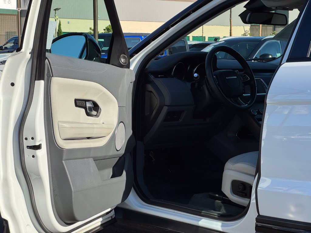 Used 2018 Land Rover Range Rover Evoque SE AWD/4WD image 6