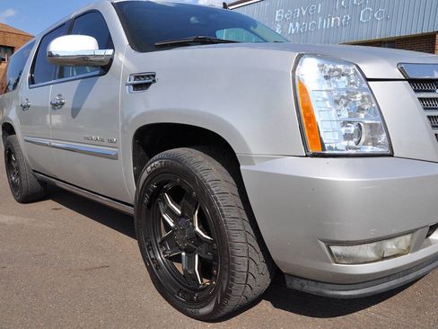 Used 2011 Cadillac Escalade ESV Premium AWD/4WD image 5