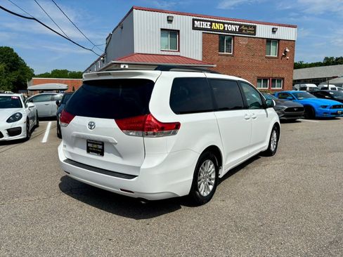 Used 2014 Toyota Sienna XLE FWD image 8