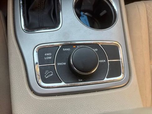 Used 2020 Jeep Grand Cherokee Laredo AWD/4WD image 13