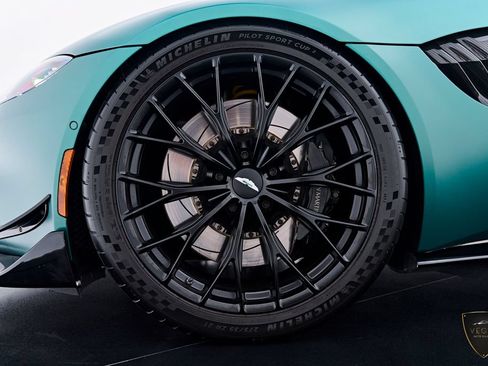 Used 2023 Aston Martin V8 Vantage Coupe RWD image 3