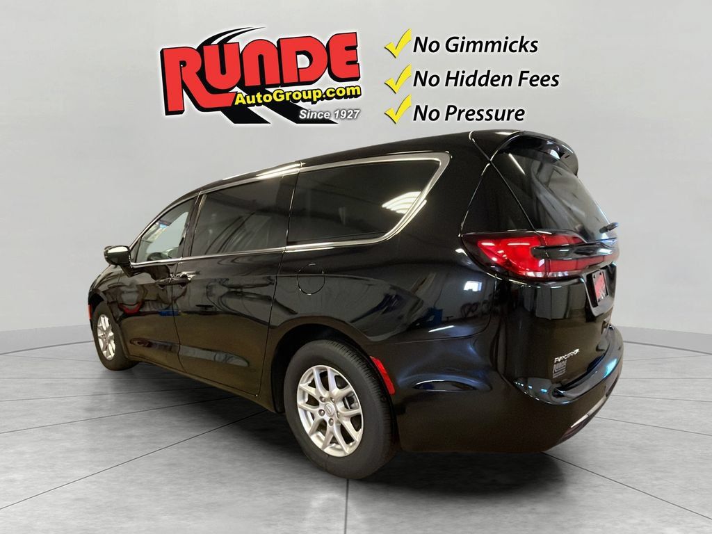Used 2026 Chrysler Pacifica Select FWD image 4