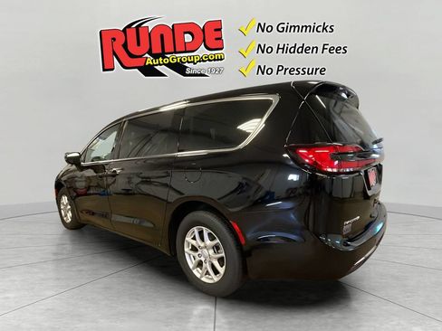 Used 2026 Chrysler Pacifica Select FWD image 4