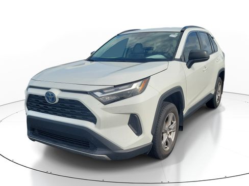 Used 2024 Toyota RAV4 LE AWD/4WD image 3