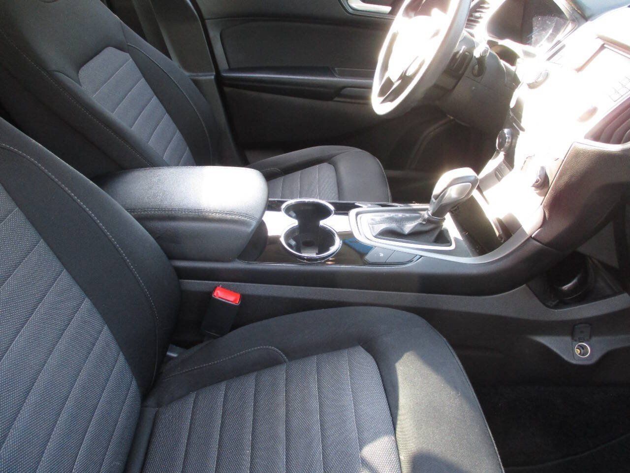 Used 2017 Ford Edge SE w/ Cargo Accessory Package FWD image 10