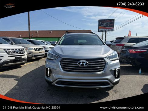 Used 2017 Hyundai Santa Fe SE image 2