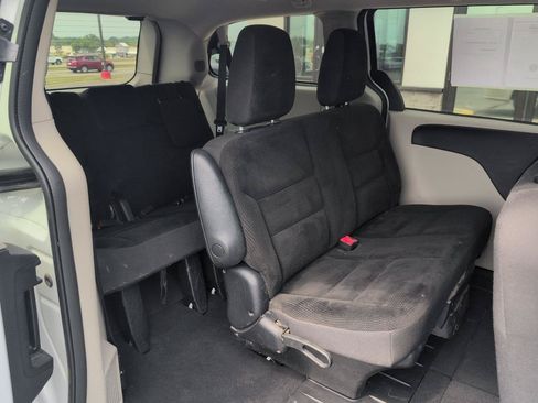 Used 2019 Dodge Grand Caravan SE w/ UConnect Hands-Free Group FWD image 12