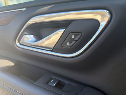 Used 2024 Chevrolet Suburban Premier image 33